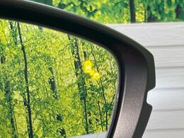 【ブラインドスポットインフォメーション】走行中、ドアミラーの死角になりやすい箇所に後続車が接近するとサイドミラー付近に警告を表示、ドライバーに注意喚起をしてくれます。