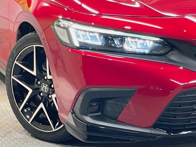 【LEDヘッドライト】悪天候や夜間走行時も良好な視界を確保し安心して運転できる高輝度LEDヘッドライトを装備！点灯速度が早く、消費電力も抑えられています。