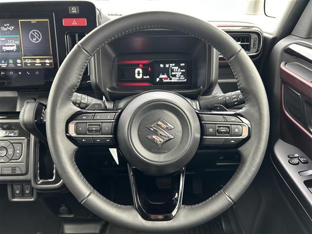 こちらはハンドルの写真です。中古車なので、若干の使用感はありますが、破損、不具合等はありません。弊社はユーザー様から買取した車両を、一台一台チェックして問題のない車両を掲載しております。ご安心ください