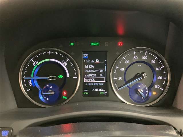 目に優しいオプティトロンメーター。中心のマルチインフォメーションディスプレイは車のさまざまな情報を表示致します。