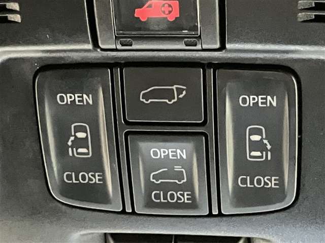 人気の両側電動スライドドアや自動リアゲート搭載！運転席からでも操作が出来ます。