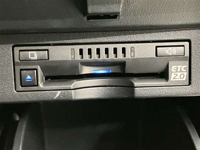 高速道路で便利な【ETC2.0】を装備しています。光ビーコン搭載で渋滞情報などナビゲーションと連動することで機能も充実いたします。他、観光施設に立ち寄るための高速料金割引サービス等もございます。
