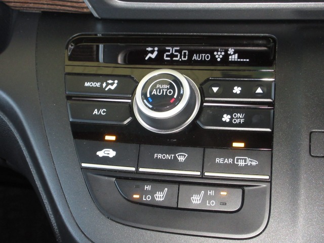 エアコンはオートエアコンでお好みの温度調整が出来、オールシーズン快適にドライブできます！フロントシートの座面に2段階調節のシートヒーターを内蔵。身体を直接温めることができます。