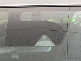 【エマージェンシーブレーキ】走行中に前方の車両等を認識し、衝突しそうな時は警報とブレーキで衝突回避と被害軽減をアシスト。より安全にドライブをお楽しみいただけます。