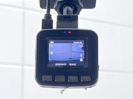 【ドライブレコーダー】安心・安全なカーライフに必須のドライブレコーダーを装備！走行中はもちろん、あおり運転や事故に遭遇した際の状況も映像で記録し、万一のリスクに備えます。