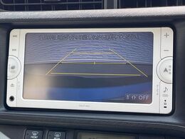 【バックカメラ】駐車時に後方がリアルタイム映像で確認できます。大型商業施設や立体駐車場での駐車時や、夜間のバック時に大活躍！運転スキルに関わらず、今や必須となった装備のひとつです！