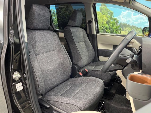 運転席シート廻りは使用感も少なく、良好な状態となっています。丁寧に使われていたことがよくわかりますね。