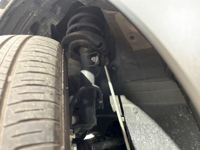 お車を安心してお乗りいただく為には、足回りの定期点検が欠かせません。サービスサポート（有償保証）では無料点検もご提供しており、安心のカーライフをお過ごしいただけるサポート体制が整っています。
