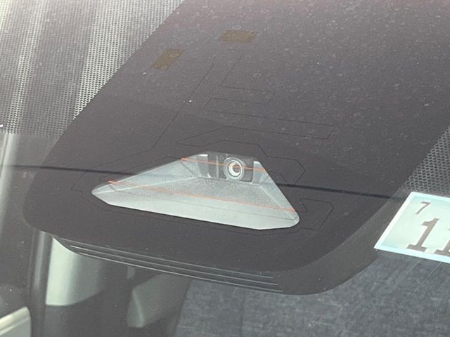 【トヨタセーフティセンス】走行中に前方の車両等を認識し、衝突しそうな時は警報とブレーキで衝突回避と被害軽減をアシスト。より安全にドライブをお楽しみいただけます。