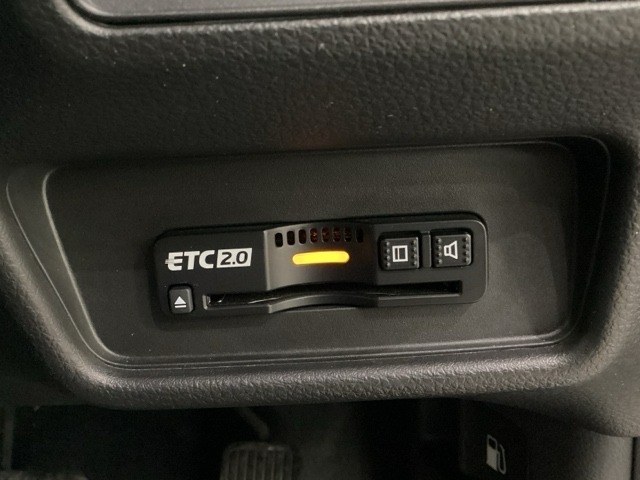 ハンドルの右下にETC2.0がついています。高速道路の料金所の通過も楽々です！。　カードの取り出しもしやすい場所についています。