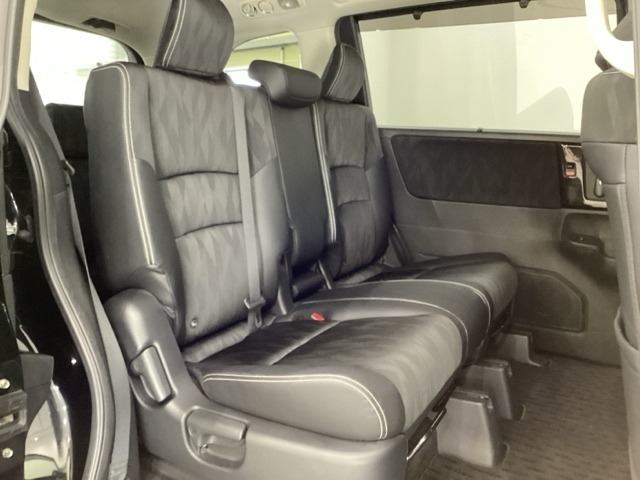 2列目シートは背もたれの角度調節ができるベンチシートになっております。長距離運転になってもゆったりとできるように、カップホルダー付きアームレストがついてます。