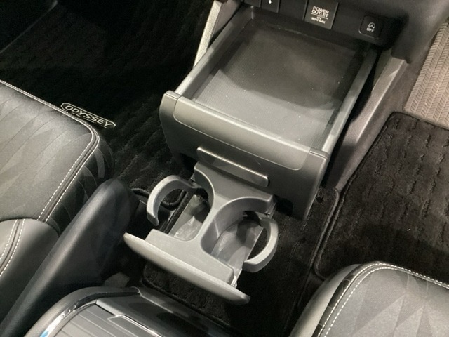 シフトノブの下にあるセンタートレイを引きだすと、トレイのほかにカップホルダーも引き出せます。