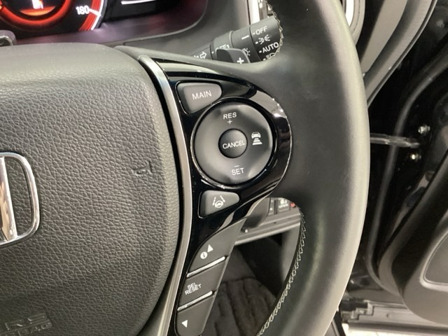 ハンドルにHondaセンシング系のクルーズコントロールやレーンキープアシストなどの操作スイッチが装備されています。ハンドルから手を離さず安全に操作できます。