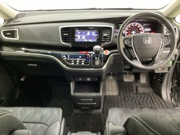 車内は光触媒抗菌消臭施工済です。インパネ周りはスタイリッシュなデザインです。グローブボックスやカップホルダーのほかにトレーなどたくさんの収納スペースが付いています。