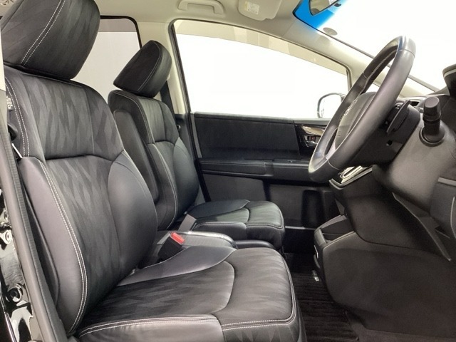 女性でも運転がしやすいように、シートの高さ調整機能（シートリフター）がついています。広い足元にゆったり座れるシートには肘掛も装備しており長距離の運転でも疲れにくいシートです。