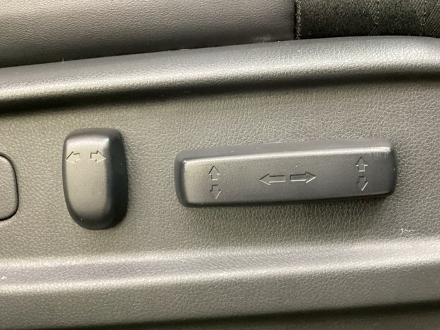 電動パワーシートになっています。電動で前後のスライドやシートハイト、背もたれのリクライニングの調節ができ、微調整もききますのでお好みのシート位置に合わせることができます。