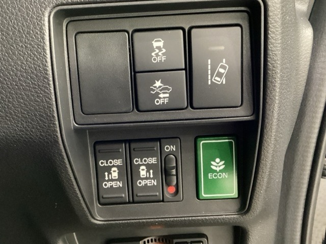両側電動スライドドアは運転席から操作ができるよう、操作スイッチが付いています。Hondaセンシング用のVSA解除とレーンキープアシストシステムなどのメインスイッチも装備しています。