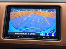 【バックカメラ】駐車時に後方がリアルタイム映像で確認できます。大型商業施設や立体駐車場での駐車時や、夜間のバック時に大活躍！運転スキルに関わらず、今や必須となった装備のひとつです！