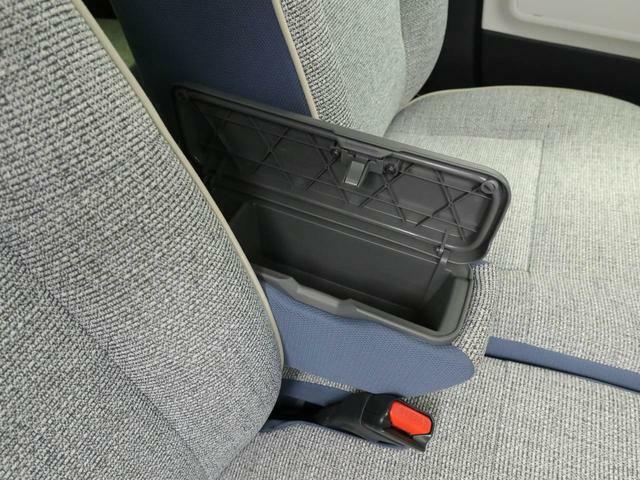 前席のセンターアームレストは収納スペースにもなっています。ドライブ中に必要なサングラスなどを収納していただくの便利だと思いますよ。
