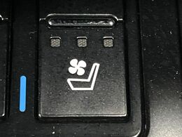 【シートベンチレーション】夏場は涼しい風でお尻や背中の熱やムレを防ぎ、冬はエアコンよりも早く温まってポカポカに！季節を問わず快適に過ごせます。