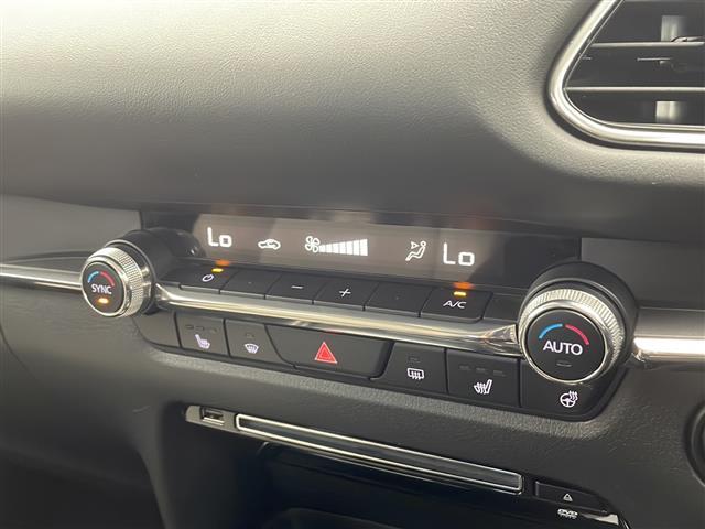 【エアコン】『エアコン装備』の画像になります。暑い夏でも寒い冬でも、車内に快適な空気を届けるので、いつでも快適な車内空間を創り上げます！