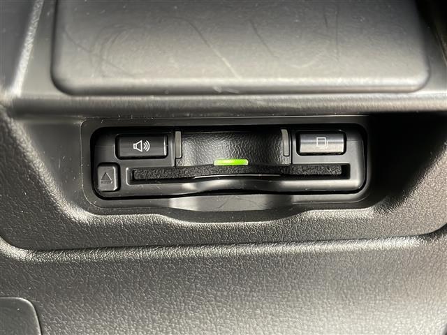 【ETC】有料道路を利用する際に料金所で停止することなく通過できる、ETC車載器（ノンストップ自動料金収受システム機器）が装備されています。セットアップを行うことで利用可能になります。