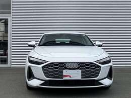 Audiでは2004年以降、この逆台形型のシングルフレームグリルを採用しています。他ブランドのフロントマスクデザインにも大きな影響を与えています。