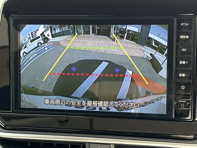 後方確認をするためのバックカメラを搭載！死角になる位置への確認をすることができるので、バックガラス越しでは見ることができない低い壁もカメラ越しに見ることができます。