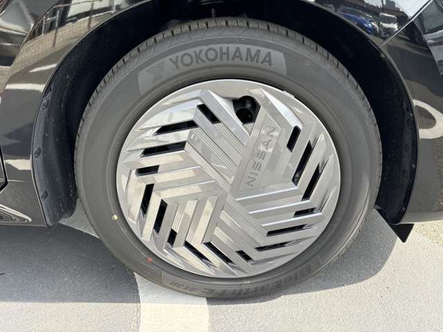 タイヤの溝もまだ残っています！！これから乗っていただく際も安心してお乗りいただくことができます。中古車を選ぶ際には重要なポイントですね！