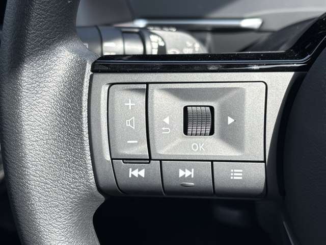 ステアリングスイッチ搭載！ハンドルひとつで手を離さなくても運転中視線をそらさなくても操作が出来て便利です