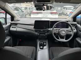 すっきりした運転席周りにはナビやエアコンの操作パネルを設置しておりますので、お一人での運転でもご安心できます。