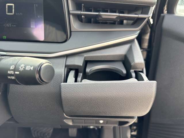 運転席側のドリンクホルダー。助手席にも、同様にドリンクホルダーが、ございます。