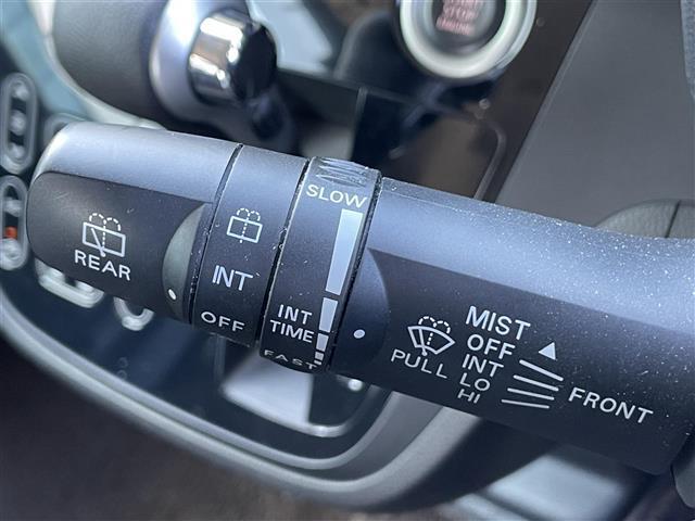 【エマージェンシーブレーキ】前方の状況をチェックし、車両や歩行者との衝突を回避したり、衝突による被害を低減するための技術です。