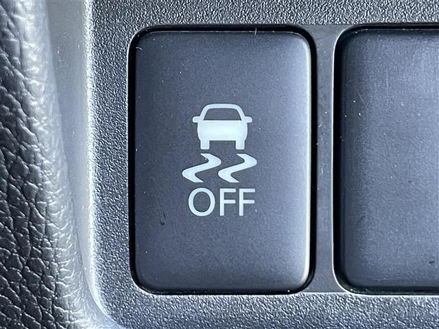 【エマージェンシーブレーキ】前方の状況をチェックし、車両や歩行者との衝突を回避したり、衝突による被害を低減するための技術です。