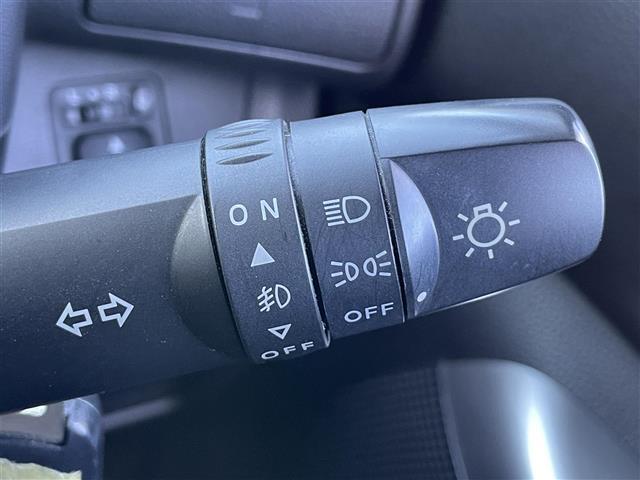 【エマージェンシーブレーキ】前方の状況をチェックし、車両や歩行者との衝突を回避したり、衝突による被害を低減するための技術です。