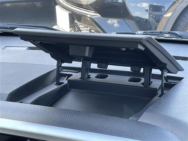 【エマージェンシーブレーキ】前方の状況をチェックし、車両や歩行者との衝突を回避したり、衝突による被害を低減するための技術です。