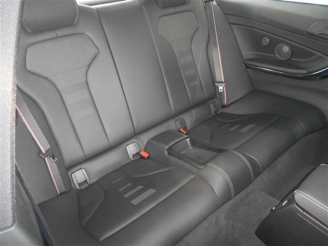 クーペならではの空間を確保している後部座席は、2人乗りにする事で包み込まれるような安心感の有るシートにデザインされています。