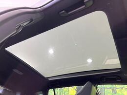 【パノラマルーフ】大型のガラスルーフ搭載で車内の解放感が一気にアップ！開放的なドライブをお楽しみいただけます。