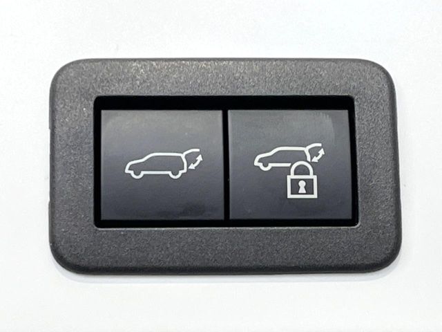 【パワーバックドア】スマートキーや運転席のボタンを押すだけでリアゲートが自動で開閉します！荷物を持っている時や、高い位置にあるバックドアを閉める際に便利な機能です♪