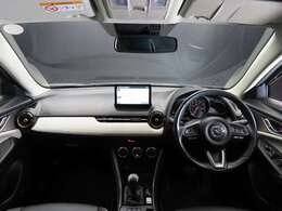 女性ワンオーナー車で、室内はキレイに乗られていますね。徐々に薄まっていますが、入庫時にまだ芳香剤の香り残りがございます。一度お座りになってお確かめください。