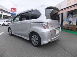 こちらのお車6人乗りでシートアレンジも豊富です！三列目のシートは跳ね上げ可能で車内も広々とした空間も作れます♪