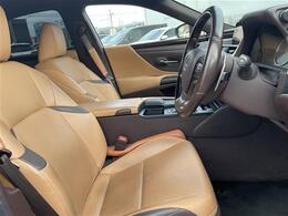 【運転席】座り心地が良いシートなので長時間の運転でも快適にお過ごしいただけます。新品のフロアマットのご注文も可能です。掲載箇所以外にご希望の写真がございましたらお気軽にお問い合わせ下さい。