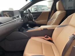 【助手席】きれいな助手席なので家族や友だちに乗ってもらっても安心です！新品のフロアマットのご注文も可能です。掲載箇所以外にご希望の写真がございましたらお気軽にお問い合わせ下さい。