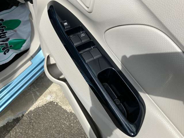 高年式で、走行に支障が出ない程度の軽度修復歴あり車も多数ご用意しております。高年式のお車をお手頃価格で手に入れたいお客様は、是非一度ご来店のうえ、ご確認ください。