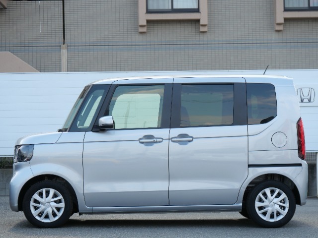 ☆お車でお越しの方☆名神高速　京都南インター第2出口より国道一号線を大阪方面へ5分（2.5Km)、　南西角です。ラウンドワン伏見のはす向かいでU-Selectの白の看板が目印です。