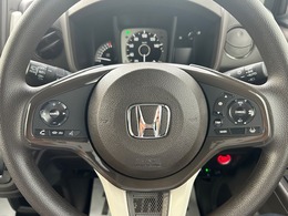 ハンドル左側にはオーディオコントローラーがついております。右側にはクルーズコントロール機能などのボタンがついており、高速道路走行時の負担を軽減します。