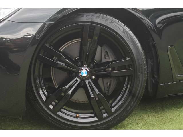 純正Mスポーツ20インチアルミホイール。ブラックバージョンでボディのイメージと一体化。