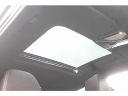 大きく開く電動サンルーフで開放感を味わってください。