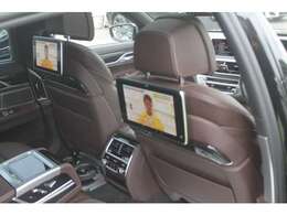 後部席用にヘッドレストモニターが2個装備します。地デジやDVDがお楽しみいただけます。