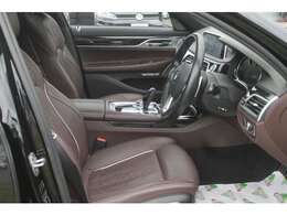 ブラウンカラーのベンチレーテッドシート、シートヒーター、シートエアコン、ランバーサポートと豪華装備！